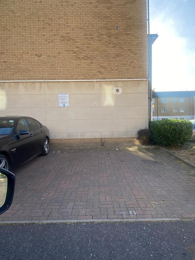 Lovely 2 Bed Flat/Apt In East London- Nice Estate. Dagenham Exterior photo