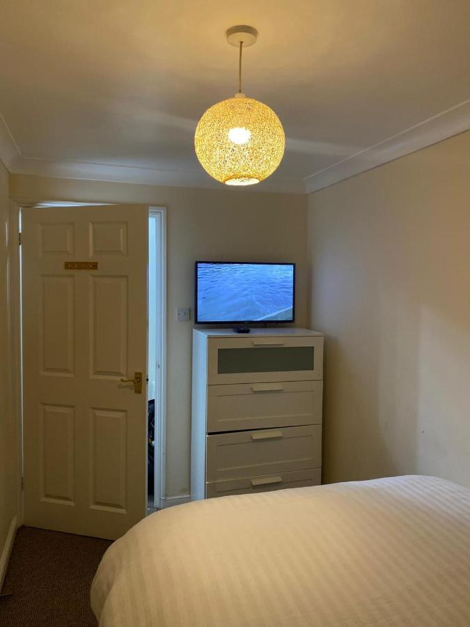 Lovely 2 Bed Flat/Apt In East London- Nice Estate. Dagenham Exterior photo